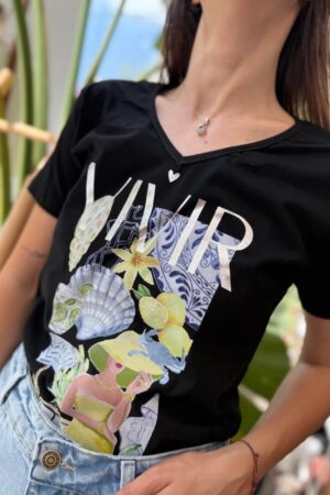 Remera cuello V NEGRA - VIVIR COLLAGE